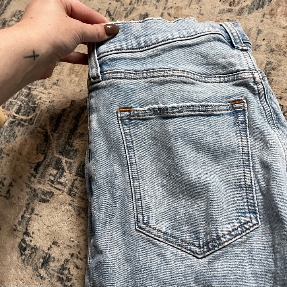 Abercrombie Ultra High Rise Ankle Straight Jean (28R/6) - Picture 6 of 6